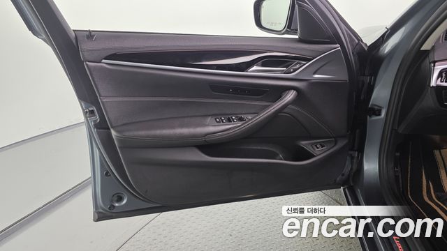 BMW 5-Series 2018 — photo 14