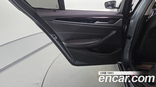 BMW 5-Series 2018 — photo 15