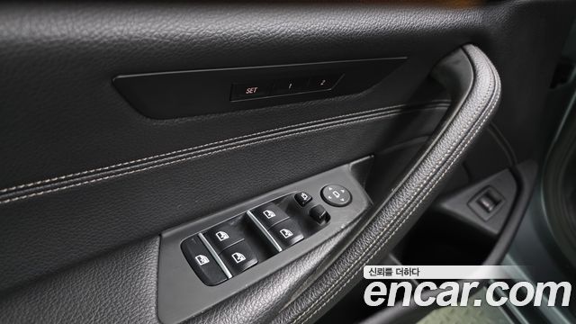BMW 5-Series 2018 — photo 35