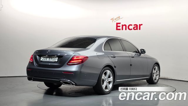 Mercedes-Benz E-Class 2017 — photo 2