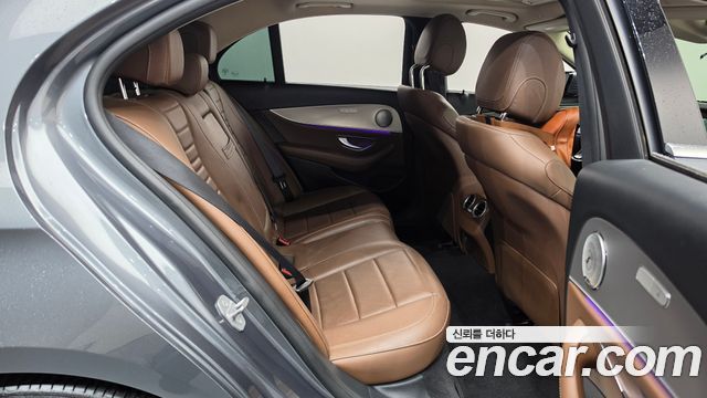 Mercedes-Benz E-Class 2017 — photo 12
