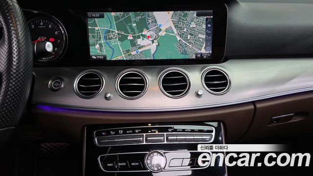 Mercedes-Benz E-Class 2017 — photo 14