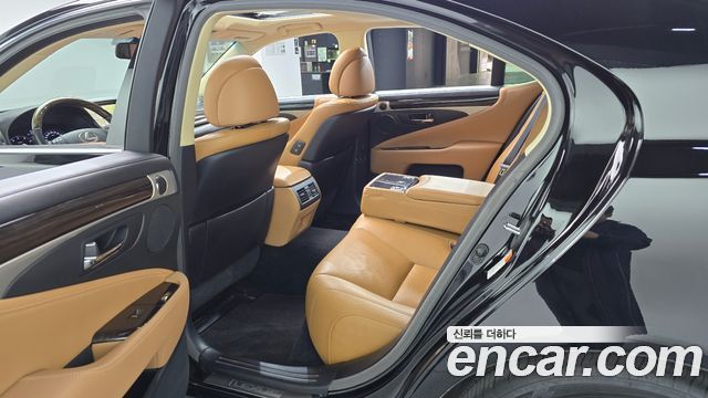 Lexus LS 2015 — photo 17