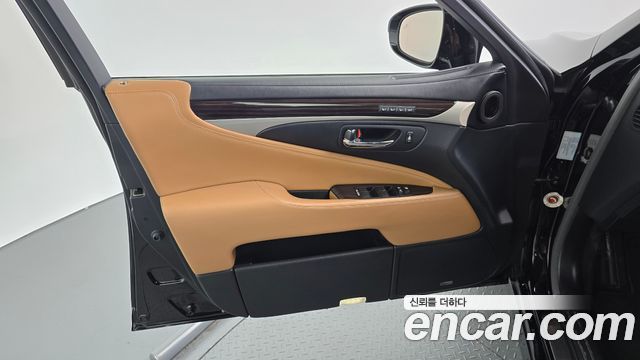 Lexus LS 2015 — photo 14
