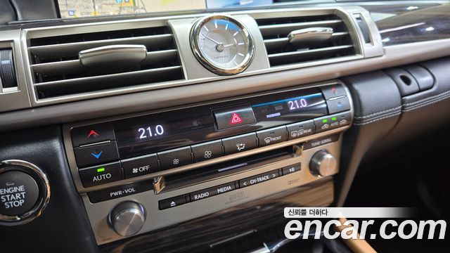 Lexus LS 2015 — photo 31