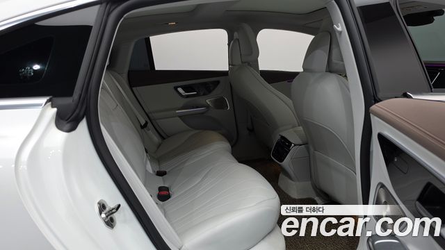 Mercedes-Benz EQE 2023 — photo 17