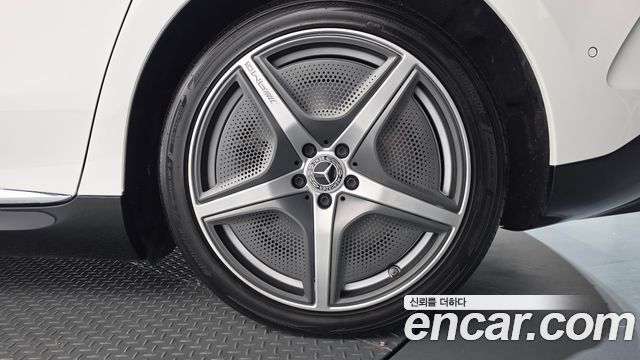 Mercedes-Benz EQE 2023 — photo 7