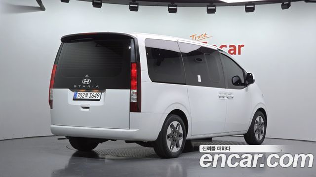 Hyundai Staria 2025 — photo 2