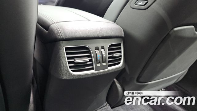Genesis G80 2018 — photo 32