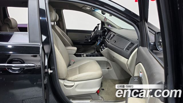 Kia Canival 2015 — photo 11