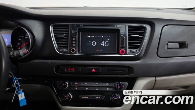 Kia Canival 2015 — photo 14