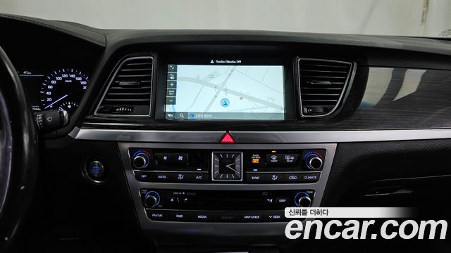 Genesis G80 2017 — photo 20