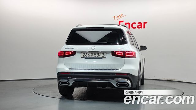 Mercedes-Benz GLB-Class 2021 — photo 4