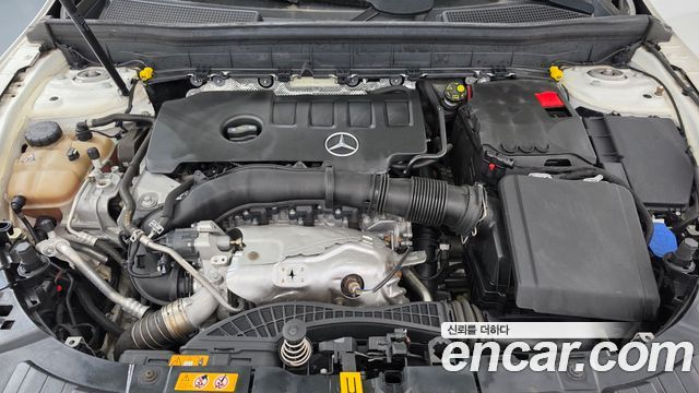 Mercedes-Benz GLB-Class 2021 — photo 6