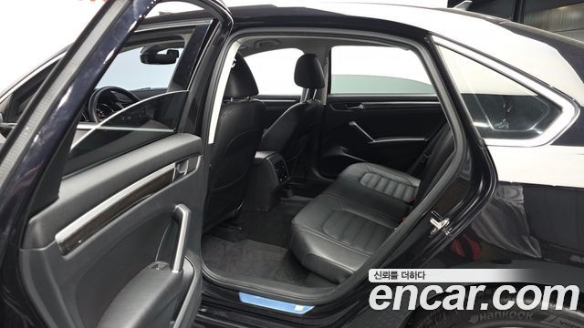 Volkswagen Passat 2018 — photo 16