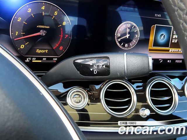 Mercedes-Benz E-Class 2017 — photo 11