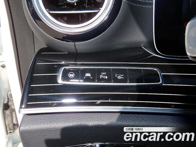 Mercedes-Benz E-Class 2017 — photo 12