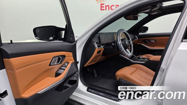 BMW 3-Series 2023 — photo 13