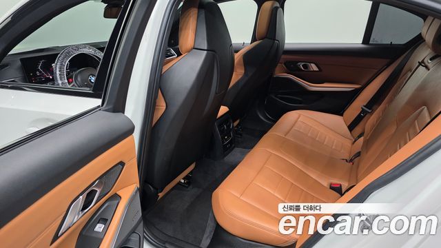 BMW 3-Series 2023 — photo 18