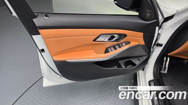 BMW 3-Series 2023 — photo 14