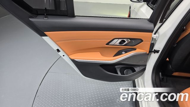 BMW 3-Series 2023 — photo 15
