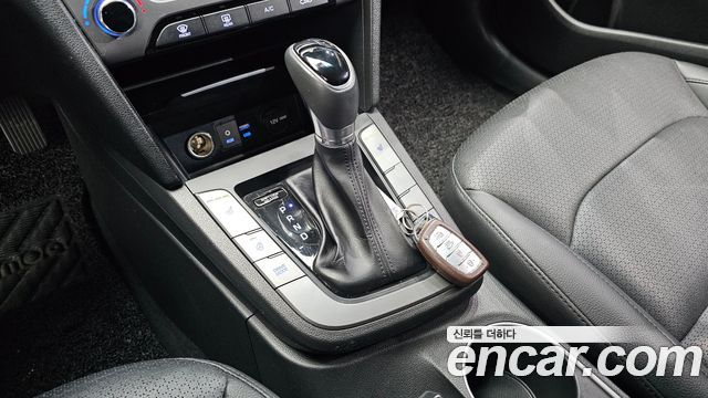 Hyundai AVANTE 2017 — photo 12