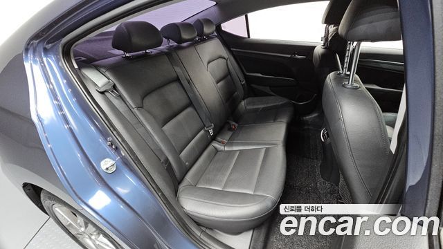 Hyundai AVANTE 2017 — photo 17
