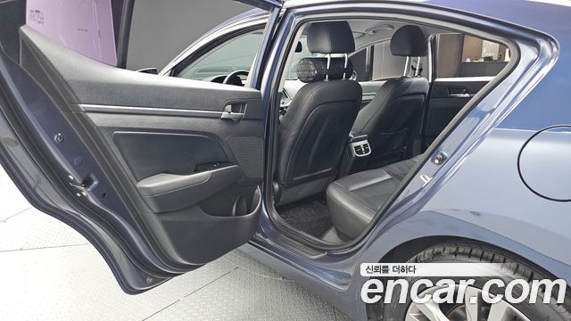 Hyundai AVANTE 2017 — photo 18