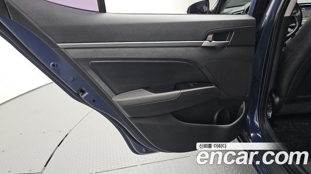 Hyundai AVANTE 2017 — photo 15
