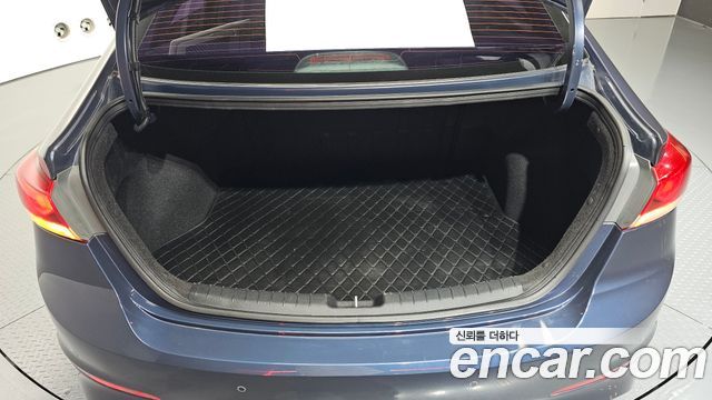 Hyundai AVANTE 2017 — photo 28