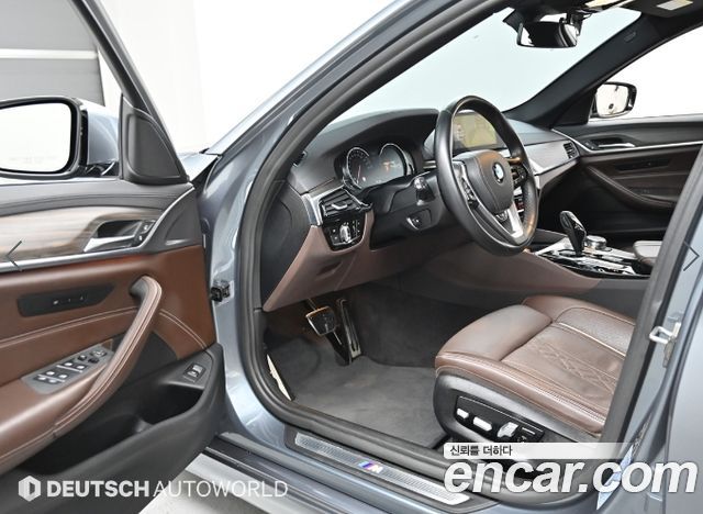 BMW 5-Series 2018 — photo 11