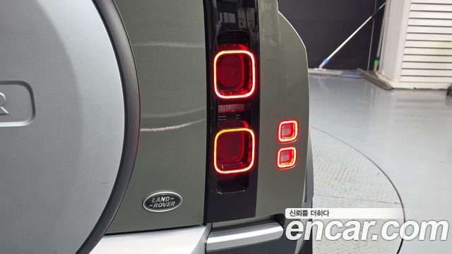 Land Rover Defender 2020 — photo 9