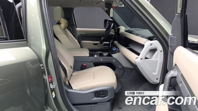 Land Rover Defender 2020 — photo 16