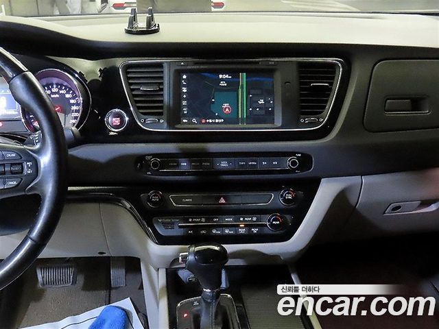 Kia Canival 2016 — photo 11