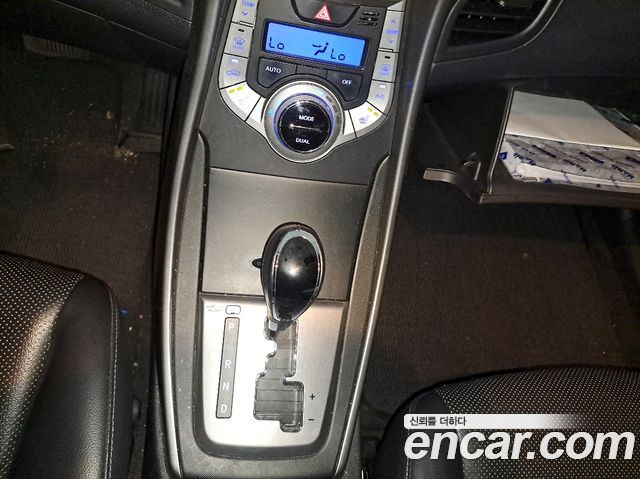 Hyundai AVANTE 2013 — photo 17