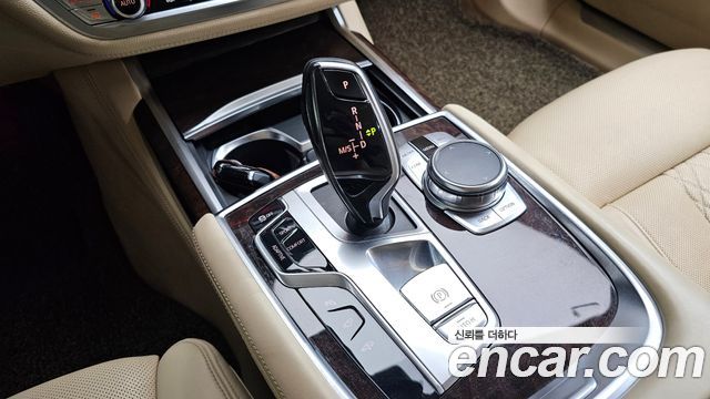 BMW 7-Series 2016 — photo 9