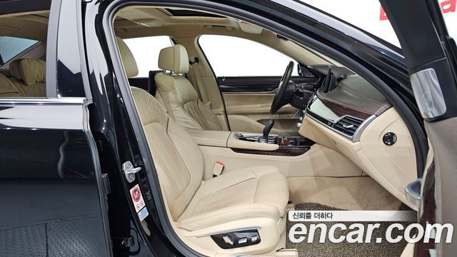 BMW 7-Series 2016 — photo 11
