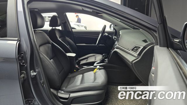 Hyundai AVANTE 2018 — photo 11