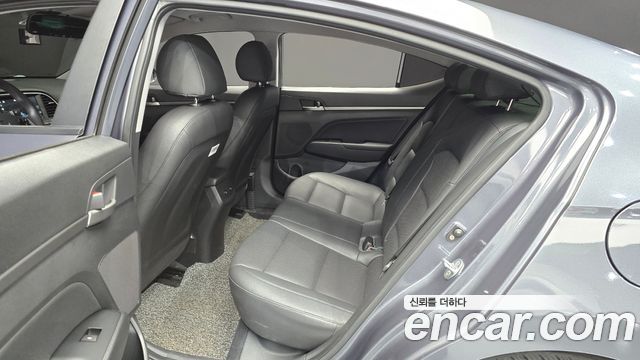 Hyundai AVANTE 2018 — photo 12