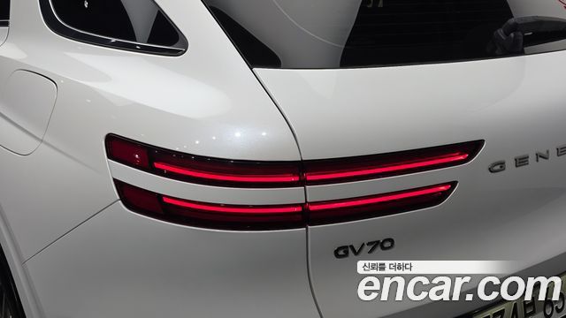 Genesis GV70 2023 — photo 9