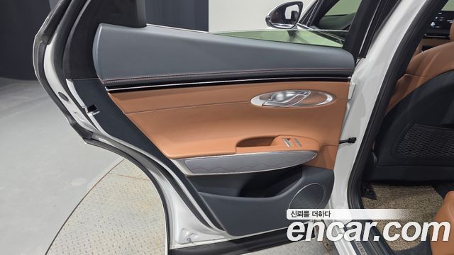 Genesis GV70 2023 — photo 15