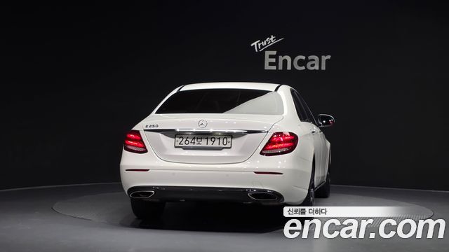 Mercedes-Benz E-Class 2020 — photo 4