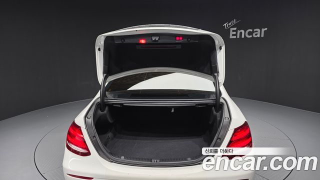 Mercedes-Benz E-Class 2020 — photo 26