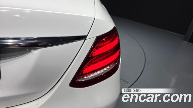 Mercedes-Benz E-Class 2020 — photo 9
