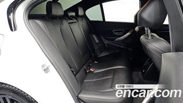 BMW 3-Series 2018 — photo 12