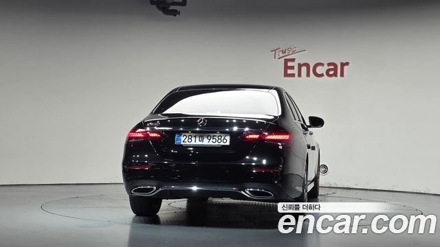 Mercedes-Benz E-Class 2023 — photo 4