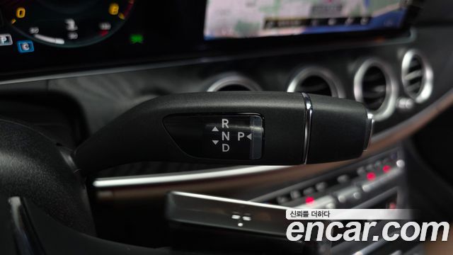 Mercedes-Benz E-Class 2023 — photo 12