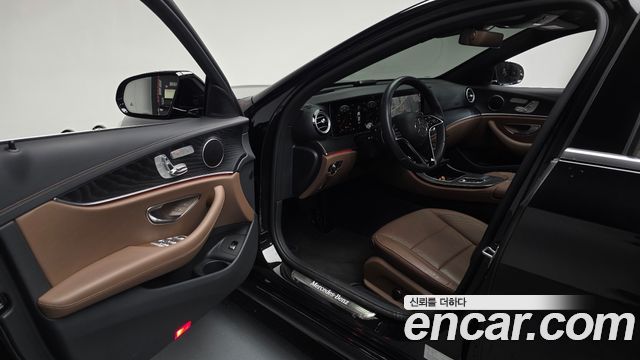 Mercedes-Benz E-Class 2023 — photo 13