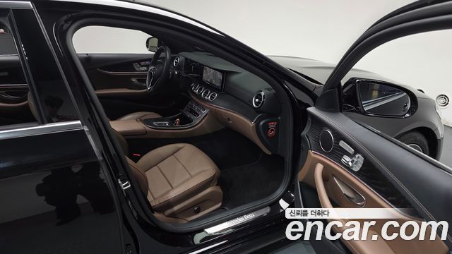 Mercedes-Benz E-Class 2023 — photo 17