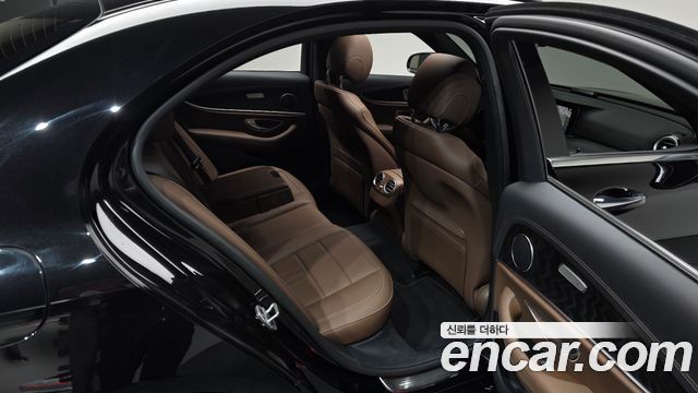 Mercedes-Benz E-Class 2023 — photo 18